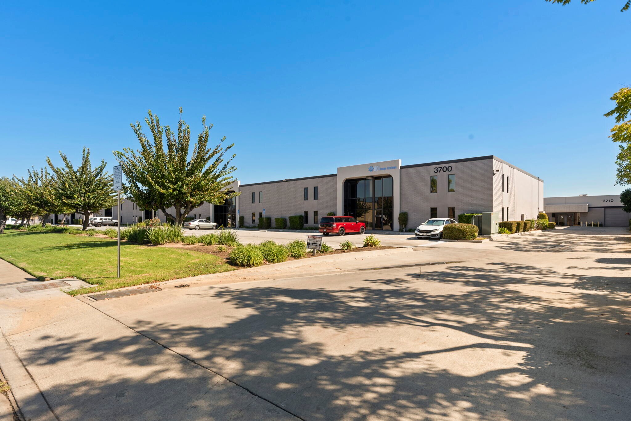 3700 N Industry Ave, Lakewood, CA à louer Photo de l’immeuble– Image 1 sur 9