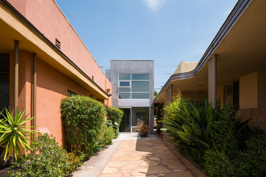 8217 Beverly Blvd, Los Angeles, CA à louer - Photo de l’immeuble – Image 2 sur 5
