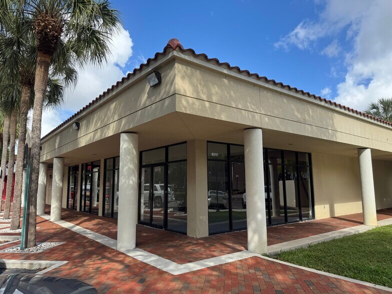 15503-15509 Bull Run Rd, Hialeah, FL à louer - Photo de l’immeuble – Image 1 sur 4