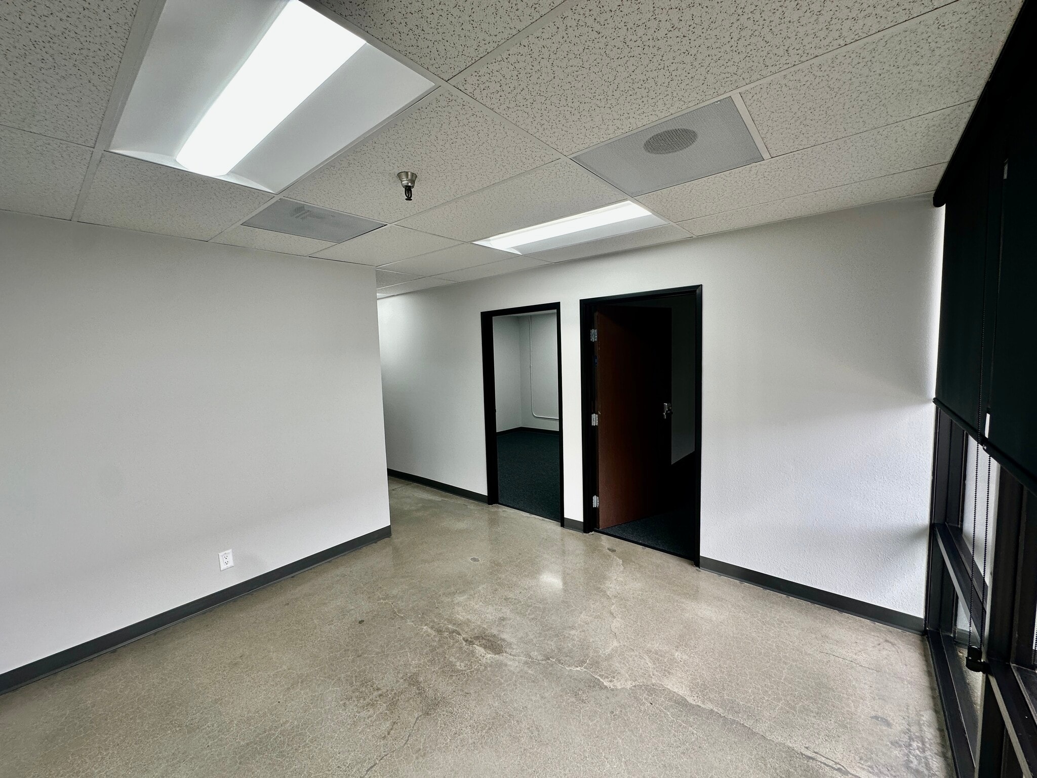 367-377 S Acacia Ave, Fullerton, CA à louer Photo intérieure– Image 1 sur 12