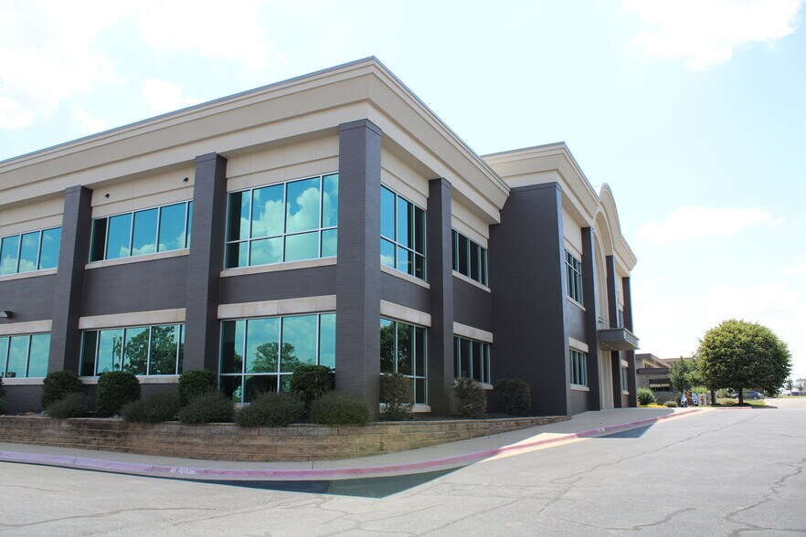 802 SE Plaza Ave, Bentonville, AR à louer - Photo de l’immeuble – Image 2 sur 3