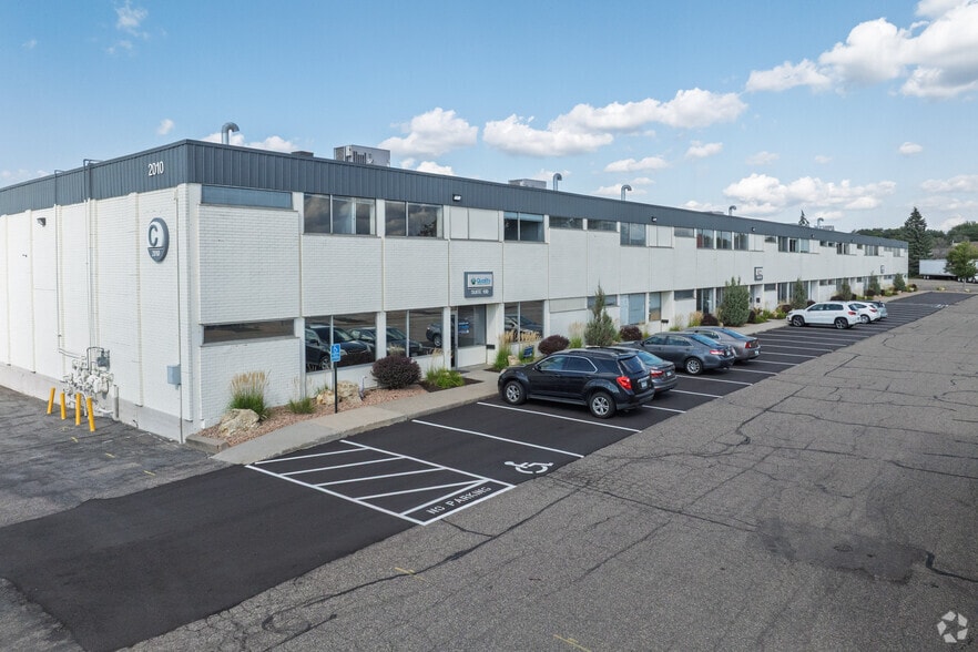 2010 E Center Cir, Plymouth, MN à louer - Photo principale – Image 1 sur 4