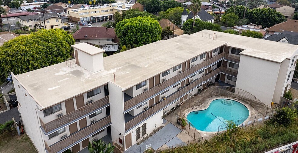 571 Fairview Ave, Los Angeles, CA à vendre - Photo de l’immeuble – Image 3 sur 13