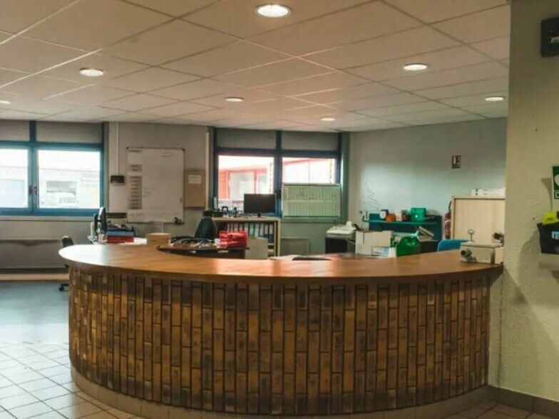 Local d’activités dans Étupes à louer - Photo de l’immeuble – Image 3 sur 6
