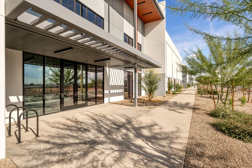 NWC INDIAN SCHOOL ROAD & LOOP 101, Phoenix, AZ à louer - Photo de l’immeuble – Image 3 sur 19