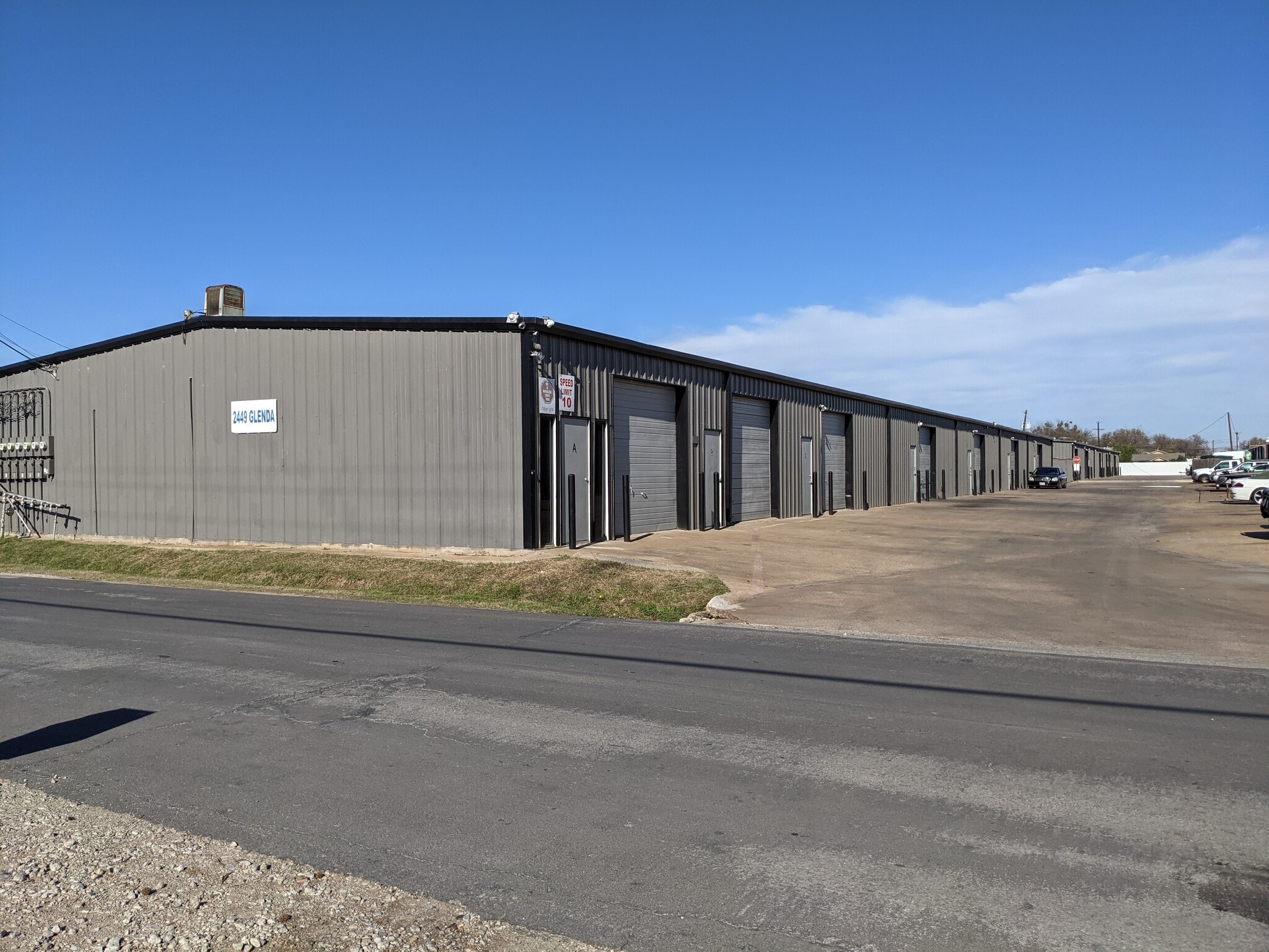 2453 Glenda Ln, Dallas, TX à louer Photo de l’immeuble– Image 1 sur 2