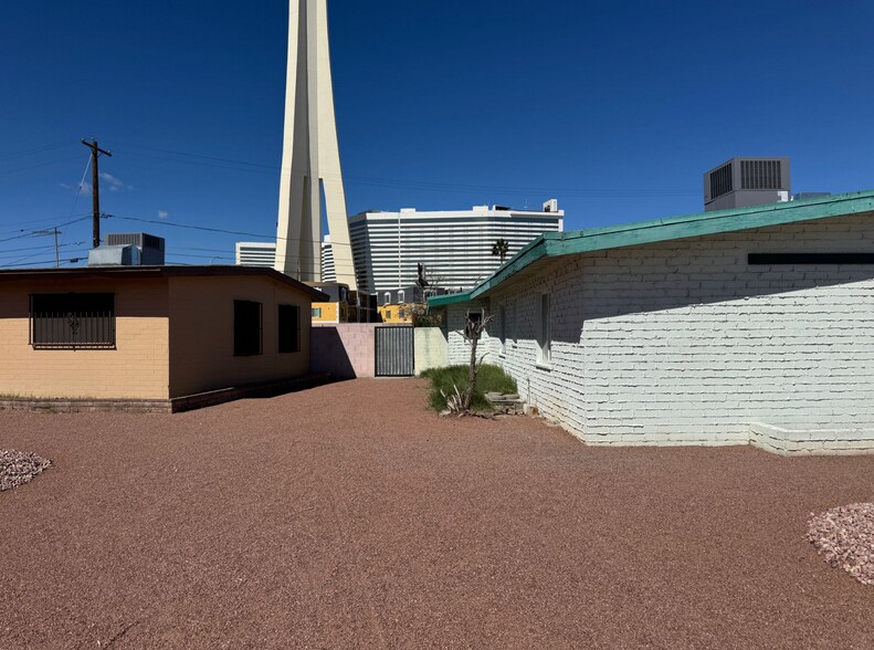 2008 Santa Clara Dr, Las Vegas, NV à vendre - Photo de l’immeuble – Image 3 sur 7