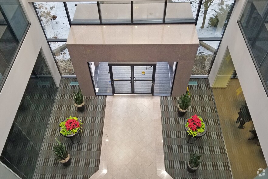 1295 Northland Dr, Mendota Heights, MN à louer - Photo de l’immeuble – Image 3 sur 23