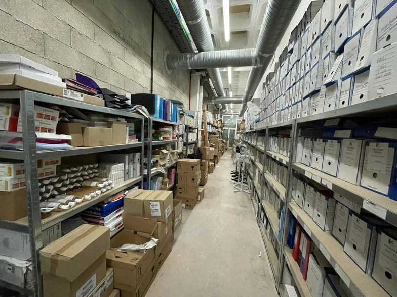 Local d'activités dans Saint-Cloud à vendre - Photo de l’immeuble – Image 3 sur 17