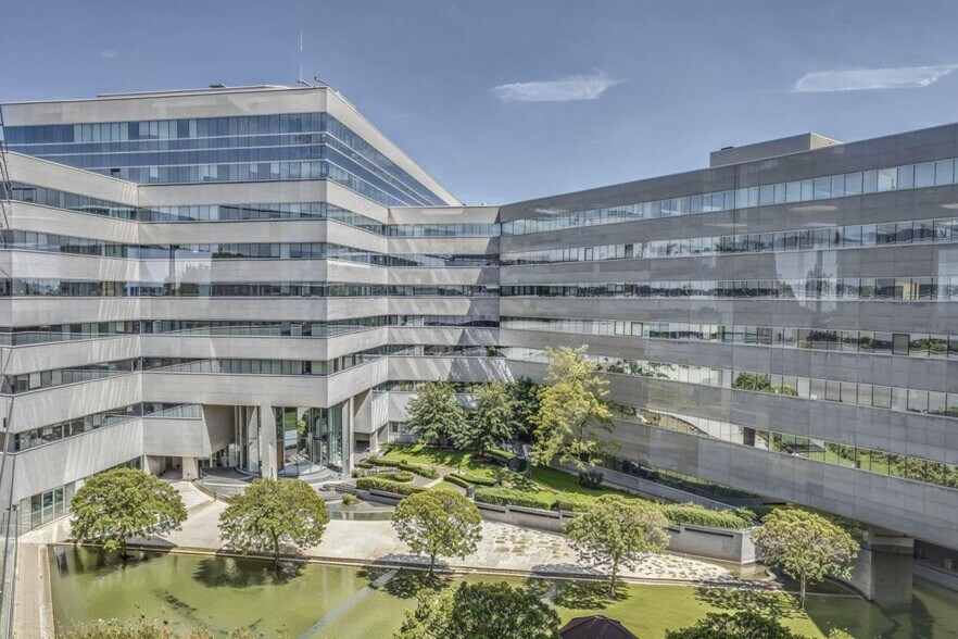 32 Avenue Pablo Picasso, Nanterre à louer - Photo de l’immeuble – Image 1 sur 16