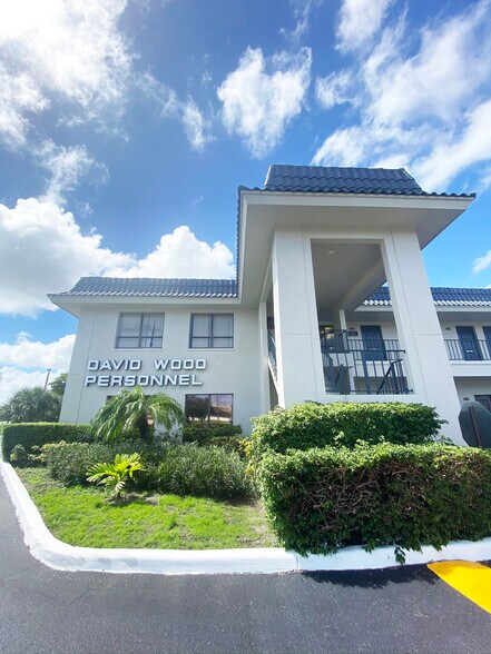 1897 Palm Beach Lakes Blvd, West Palm Beach, FL à louer - Photo de l’immeuble – Image 2 sur 9