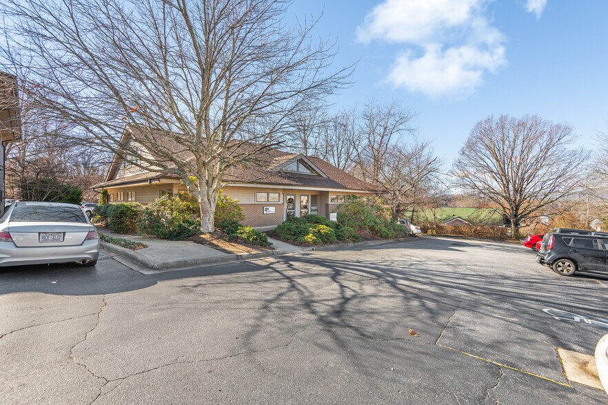 60 Livingston St, Asheville, NC à louer - Photo de l’immeuble – Image 2 sur 6