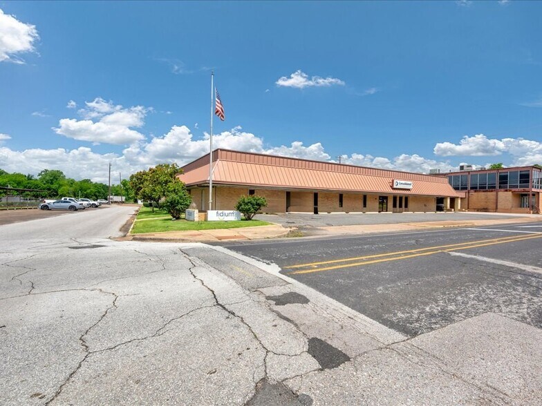 321 N 1st St, Lufkin, TX à vendre - Photo de l’immeuble – Image 1 sur 43