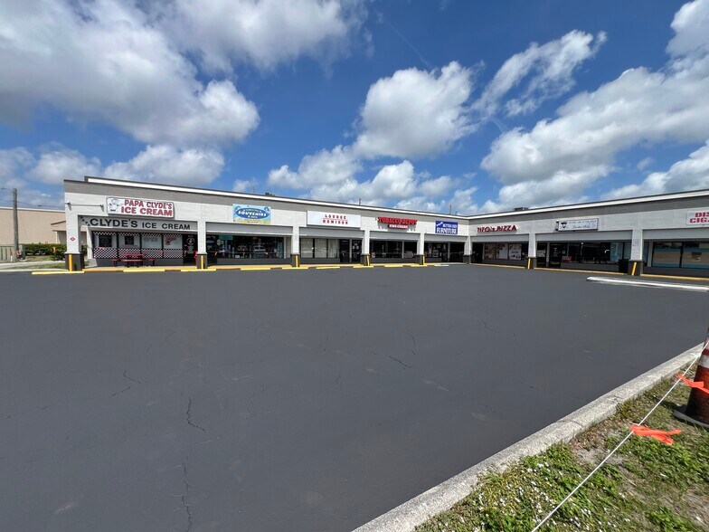 1217-1239 Kass Cir, Spring Hill, FL à louer - Photo de l’immeuble – Image 2 sur 6