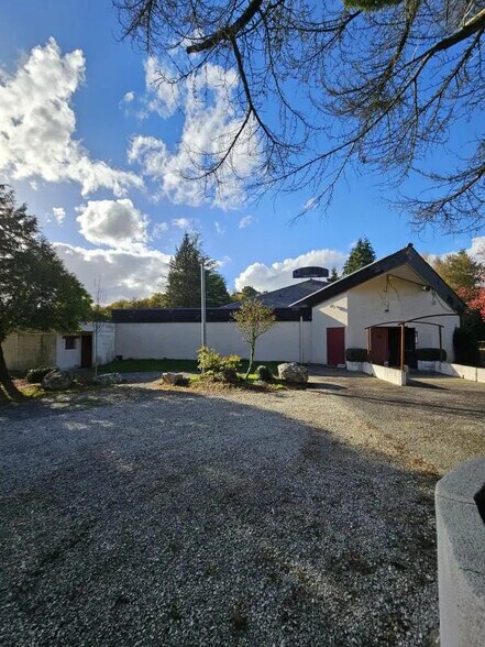 Local d'activités dans VAL D'ANAST à vendre - Photo de l’immeuble – Image 3 sur 9