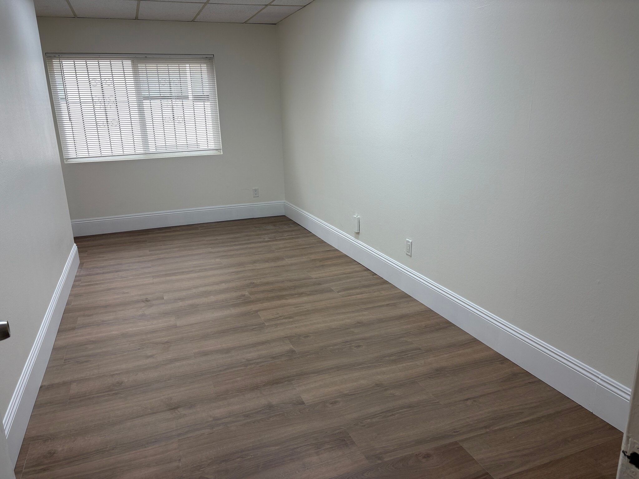 8345 Reseda Blvd, Northridge, CA à louer Photo intérieure– Image 1 sur 3