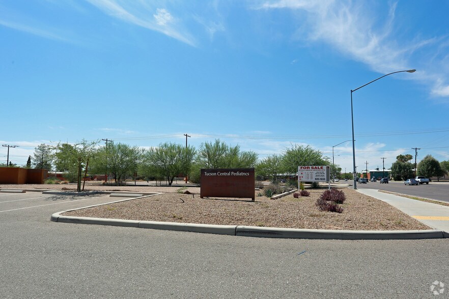 1618 N Alvernon Way, Tucson, AZ à vendre - Photo principale – Image 1 sur 4