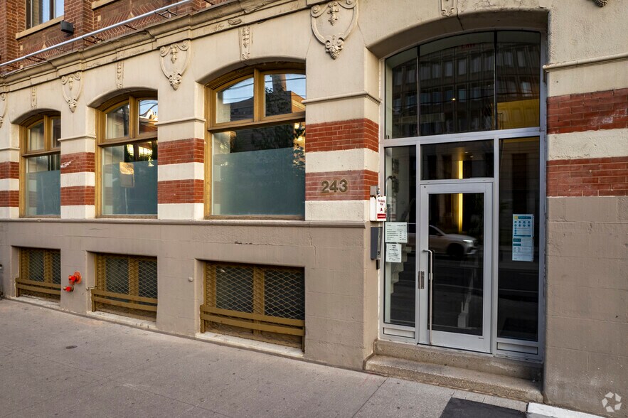 243 College St, Toronto, ON à louer - Photo de l’immeuble – Image 3 sur 4