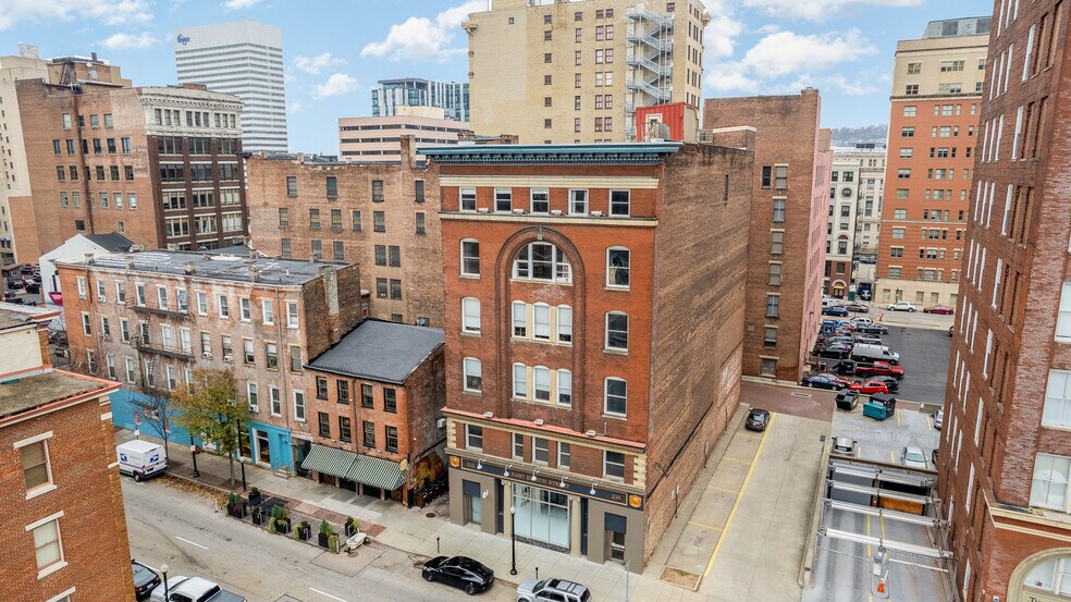212-214 E 8th St, Cincinnati, OH à louer - Photo de l’immeuble – Image 3 sur 9