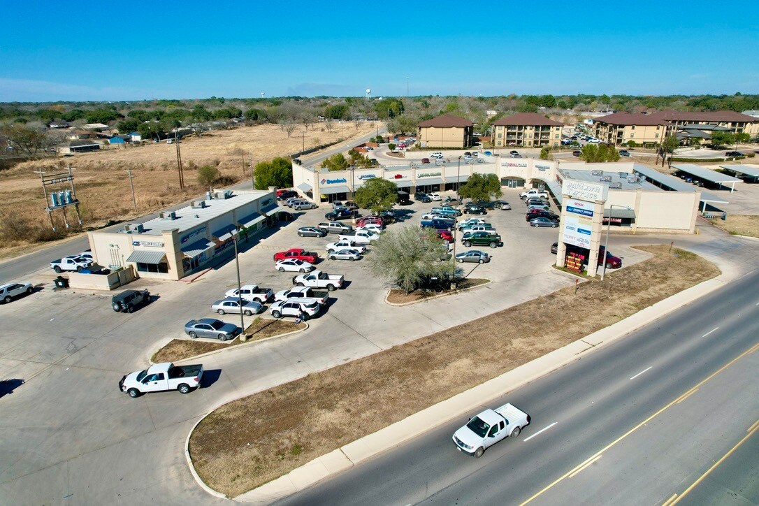 1320 W Oaklawn Dr, Pleasanton, TX à louer Photo de l’immeuble– Image 1 sur 4