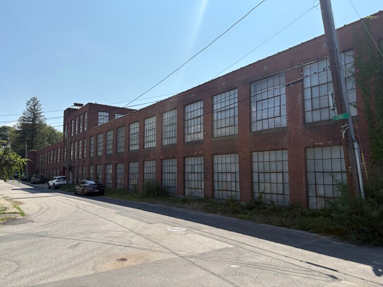 21 Pearl St, Webster, MA à louer - Photo de l’immeuble – Image 1 sur 20