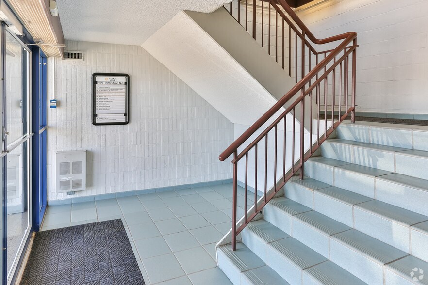 495 36 St NE, Calgary, AB à louer - Hall d’entrée – Image 1 sur 30