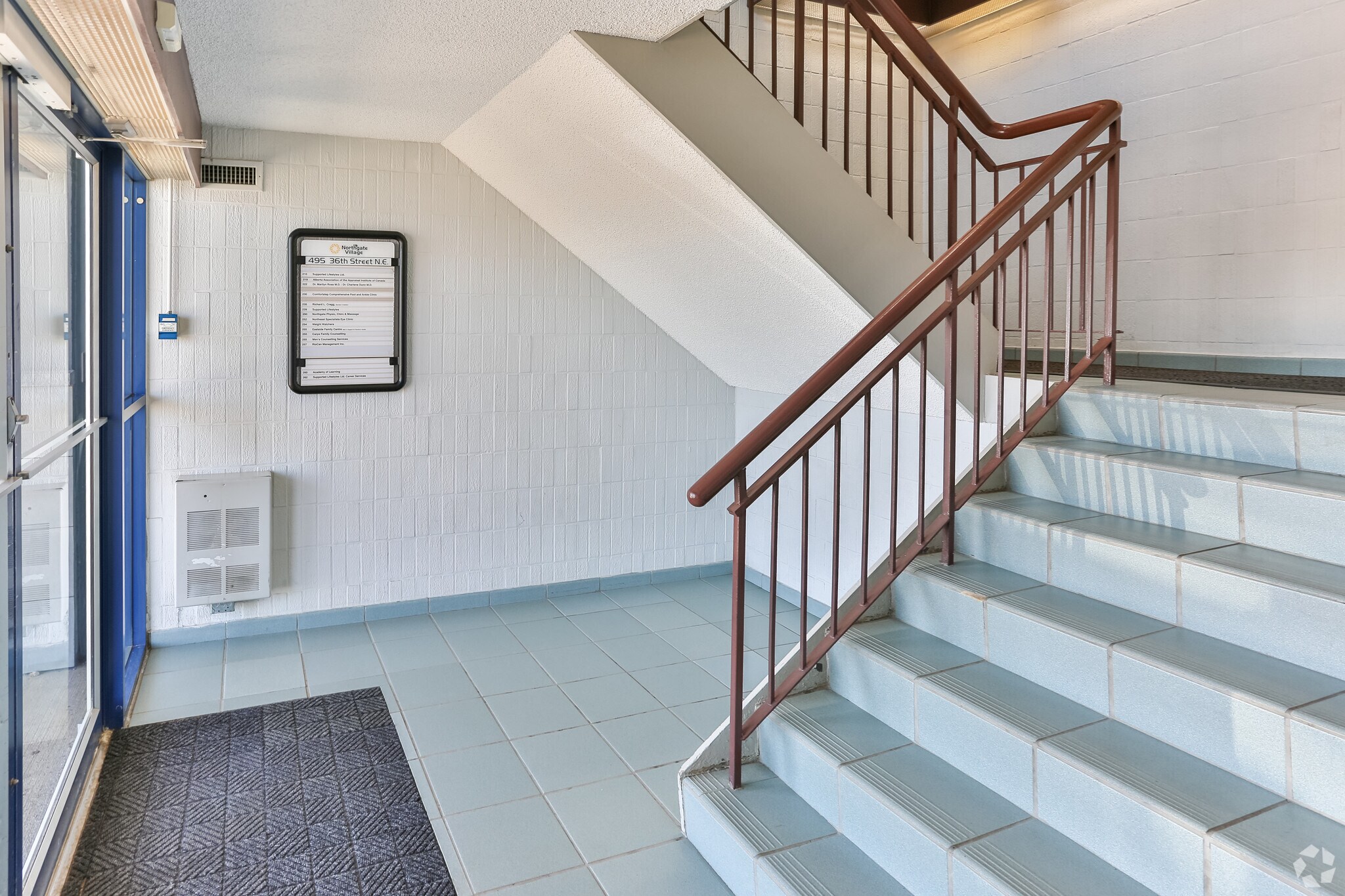 495 36 St NE, Calgary, AB à louer Hall d’entrée– Image 1 sur 31