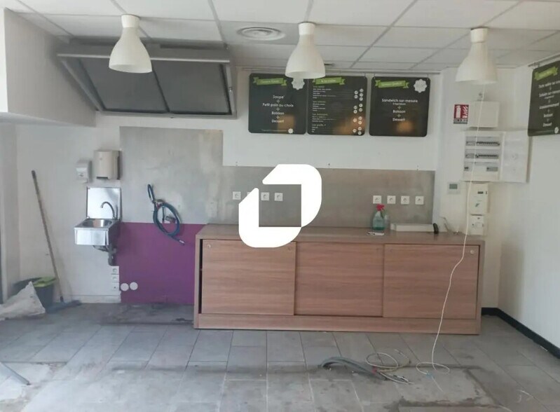 Local commercial dans Grenoble à louer - Photo de l’immeuble – Image 3 sur 5