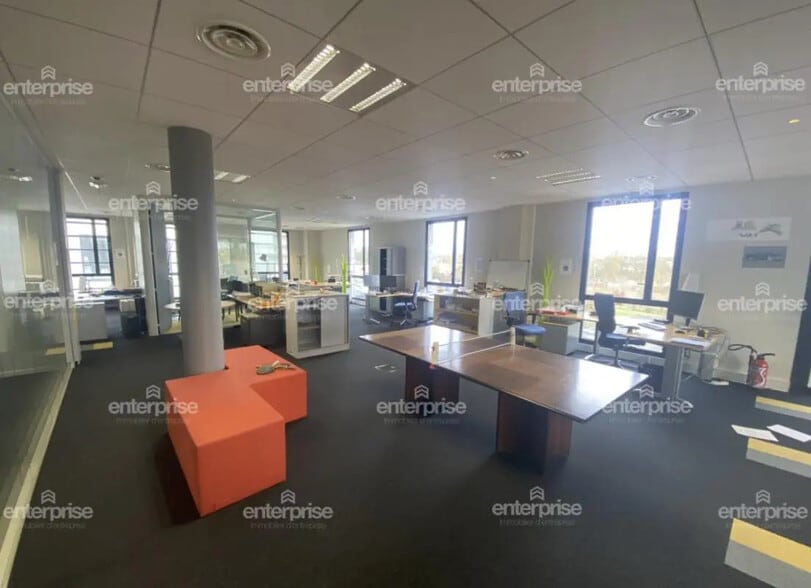 Bureau dans Compiègne à louer - Photo de l’immeuble – Image 2 sur 8