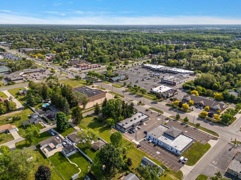 48701 Van Dyke Ave, Shelby Township, MI à vendre - Photo de l’immeuble – Image 2 sur 11