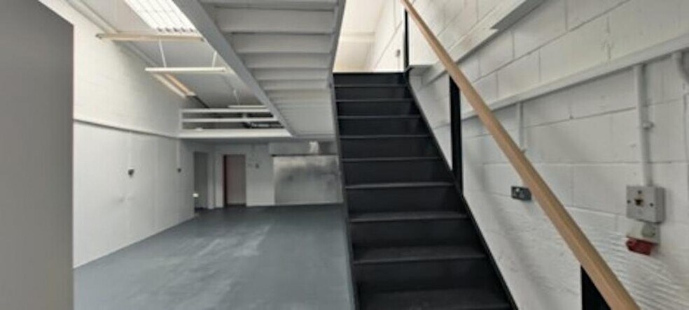 Enterprise Way, Londres à louer - Photo de l’immeuble – Image 3 sur 3