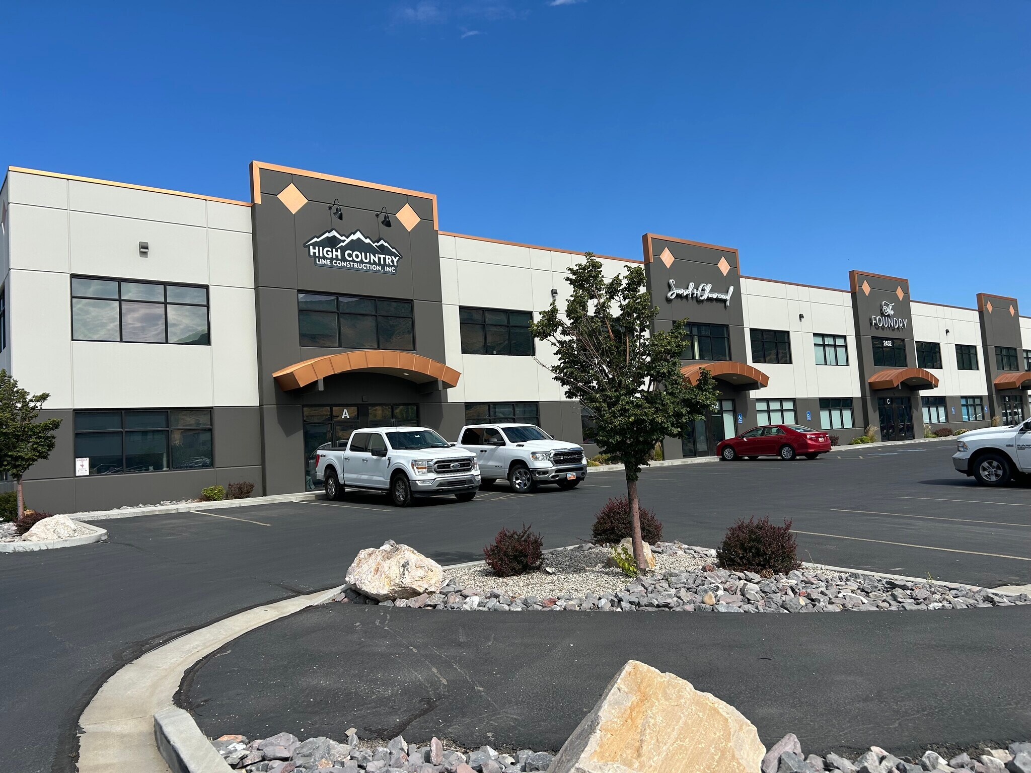 2452 E 6700 S, Uintah, UT à louer Photo de l’immeuble– Image 1 sur 13