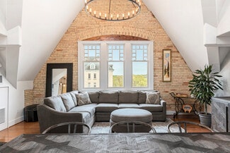 Plus de détails pour 810 Cottageview Dr, Traverse City, MI - Bureau à vendre