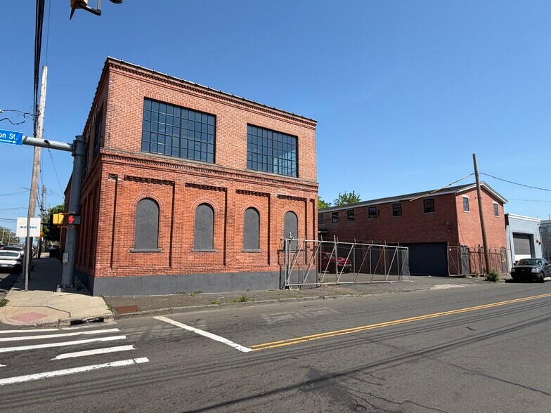 310 E Washington Ave, Bridgeport, CT à louer - Photo de l’immeuble – Image 2 sur 5