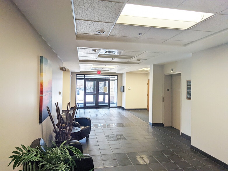 15 N Southwood Dr, Nashua, NH à louer - Photo intérieure – Image 2 sur 5