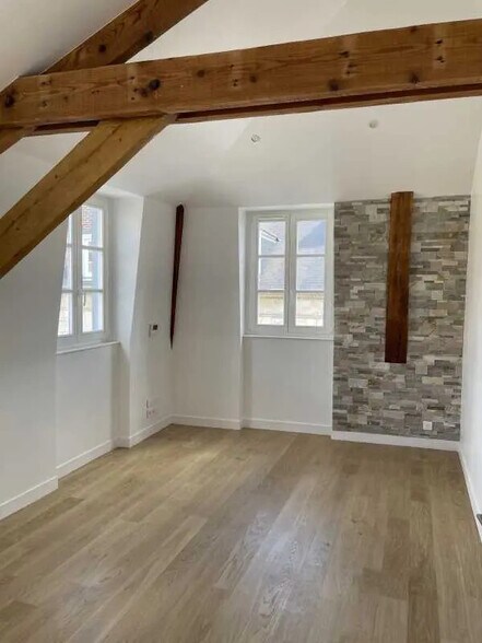 Bureau dans Compiègne à louer - Photo de l’immeuble – Image 1 sur 5