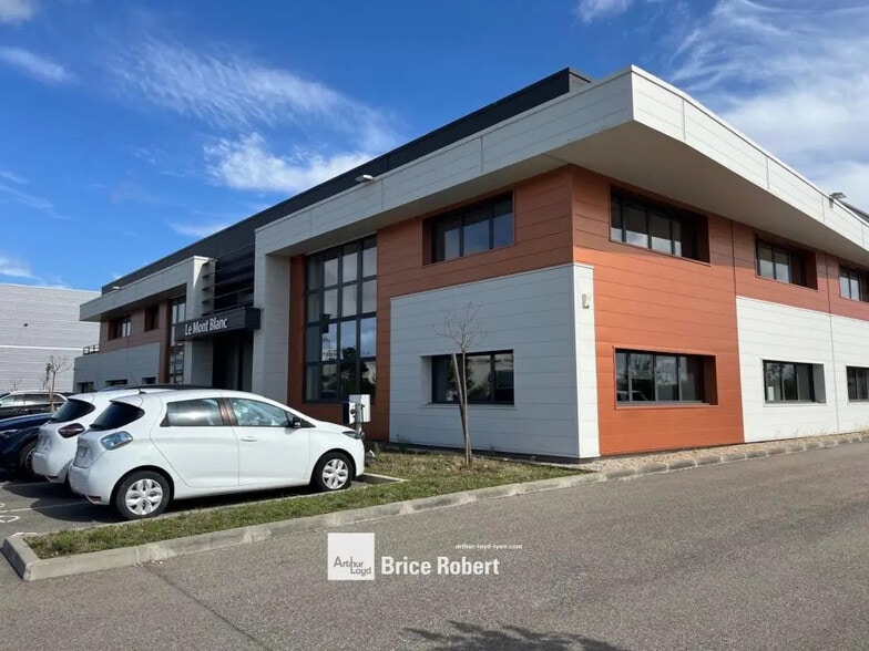 1609 Avenue Henri Schneider, Jonage à louer - Photo de l’immeuble – Image 3 sur 4