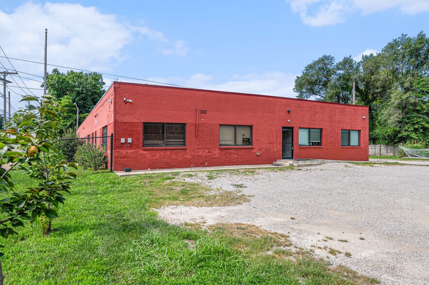 7714 Prospect Ave portefeuille de 2 biens à vendre sur LoopNet.fr - Photo de l’immeuble – Image 3 sur 27