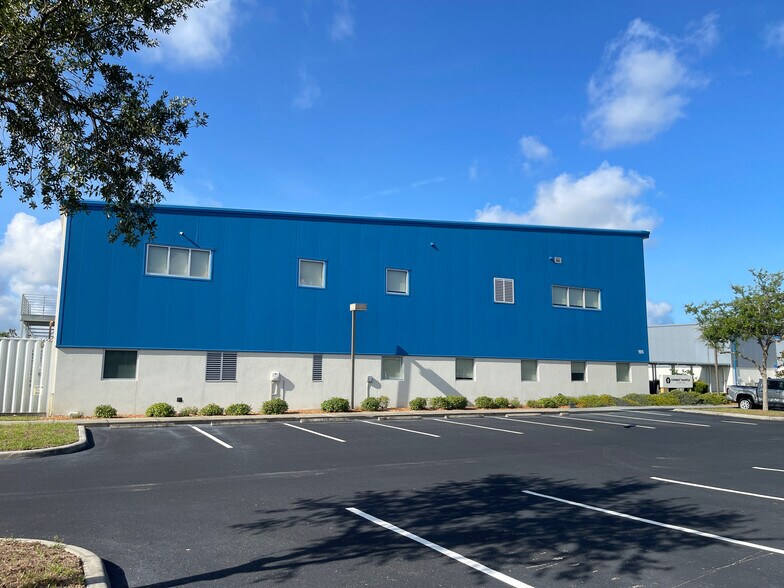 195 Triple Diamond Blvd, North Venice, FL à louer - Photo de l’immeuble – Image 2 sur 12