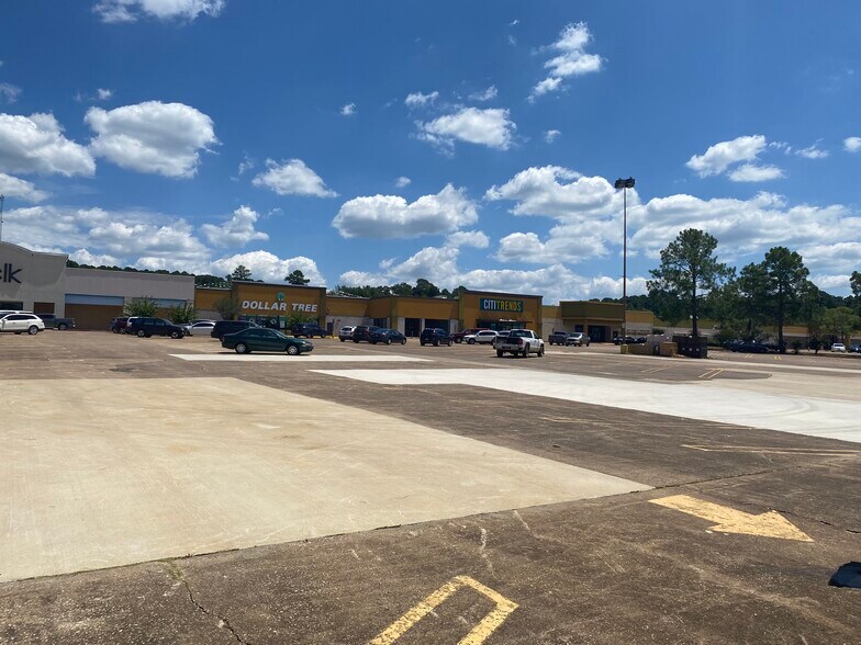 1122 N University Dr, Nacogdoches, TX à louer - Photo de l’immeuble – Image 2 sur 5
