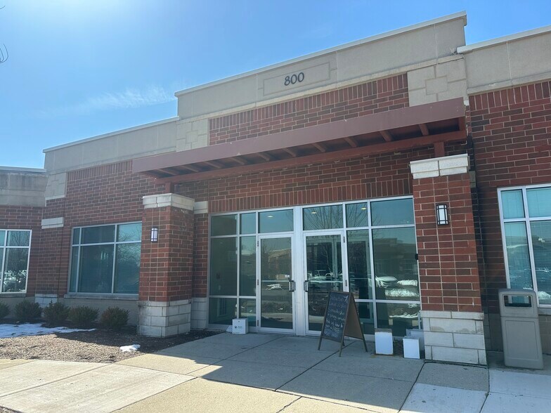 800 E Woodfield Rd, Schaumburg, IL à vendre - Photo de l’immeuble – Image 2 sur 7