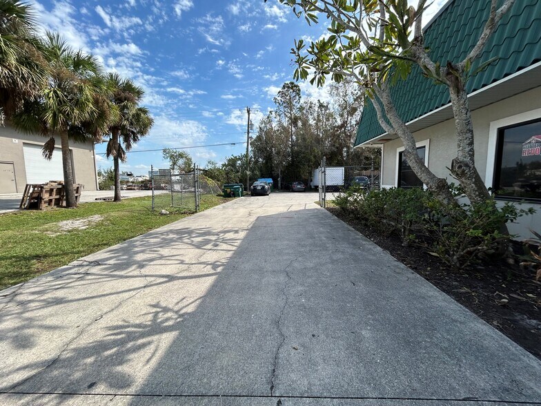 17221 Alico Center Rd, Fort Myers, FL à vendre - Photo de l’immeuble – Image 3 sur 4