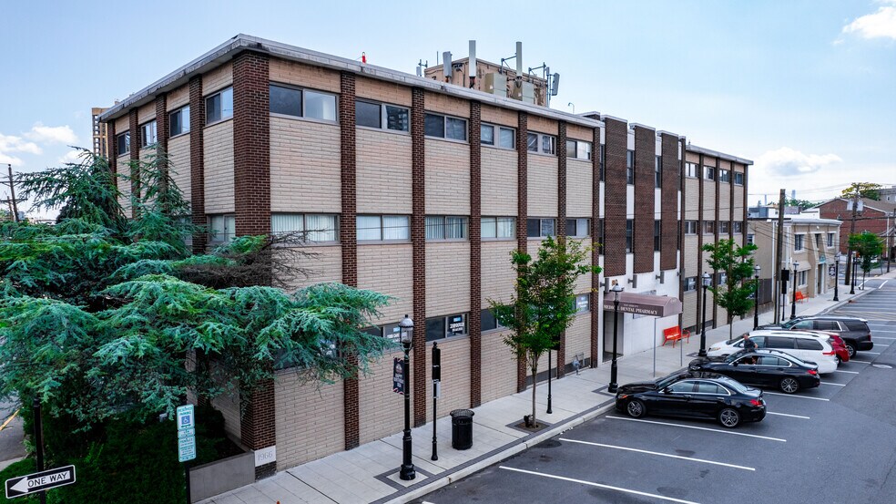 810 Abbott Blvd, Fort Lee, NJ à vendre - Photo de l’immeuble – Image 1 sur 9