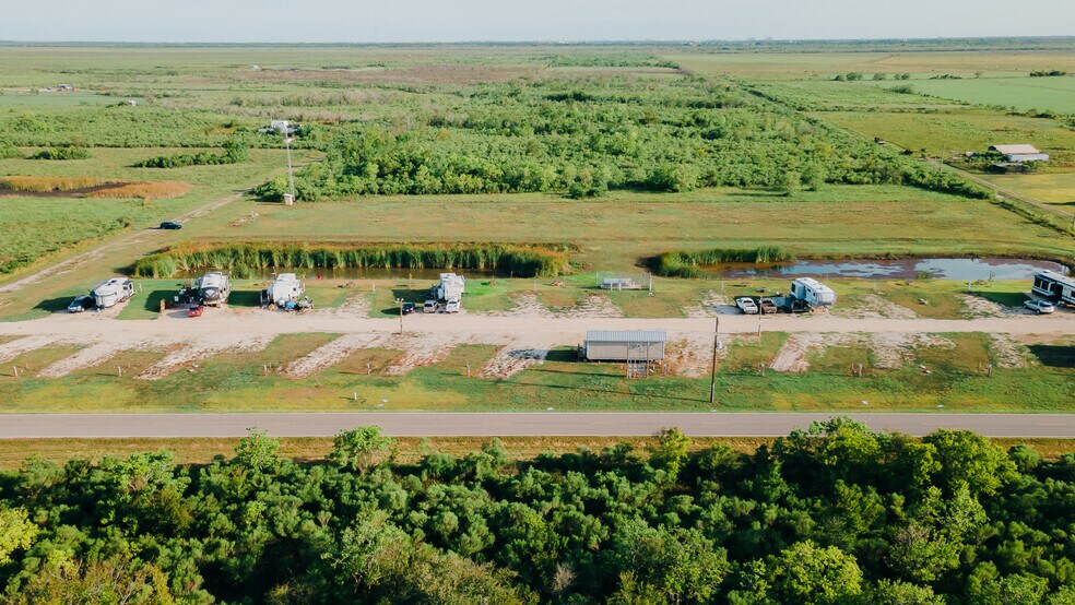 2404 Fairway Dr, Angleton, TX à vendre - Photo de l’immeuble – Image 2 sur 6