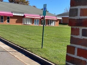 8637 Mathis Ave, Manassas, VA à louer Photo de l’immeuble– Image 2 sur 9