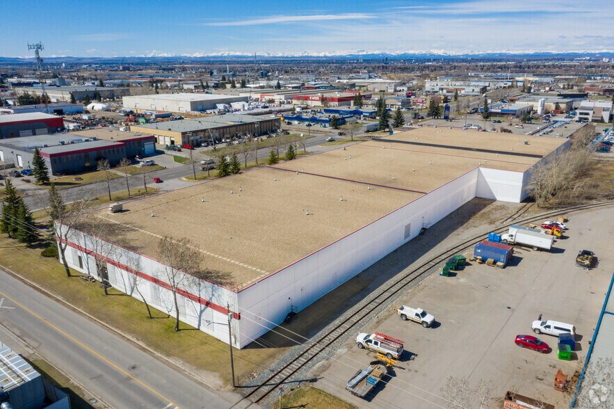 3916 61st Ave SE, Calgary, AB à louer - Photo de l’immeuble – Image 2 sur 3