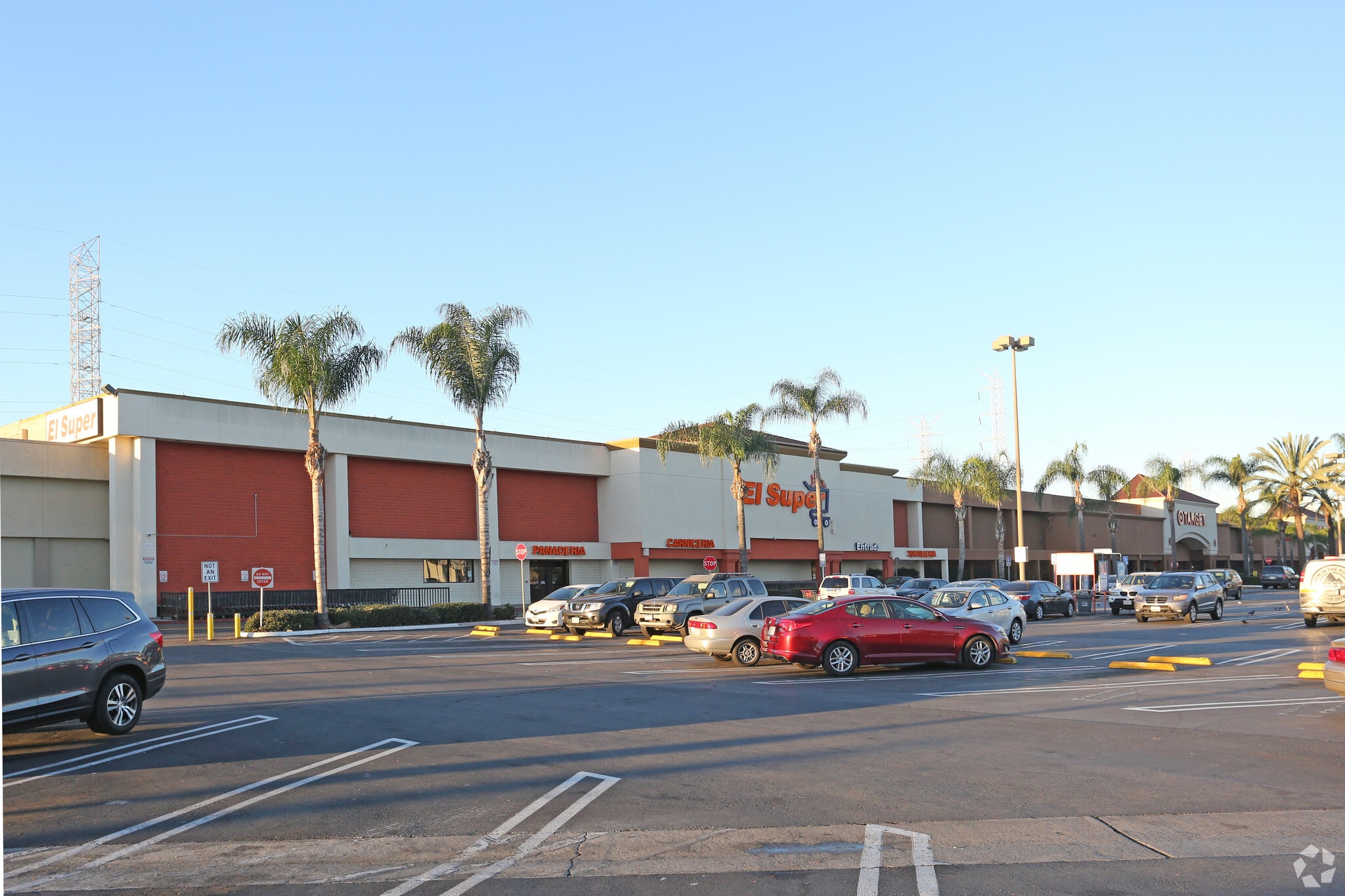 5700 Firestone Blvd, South Gate, CA à louer Photo principale– Image 1 sur 7