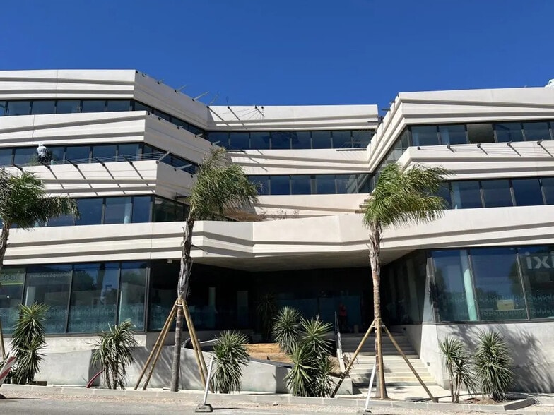 Bureau dans La Seyne-sur-Mer à louer - Photo de l’immeuble – Image 1 sur 22