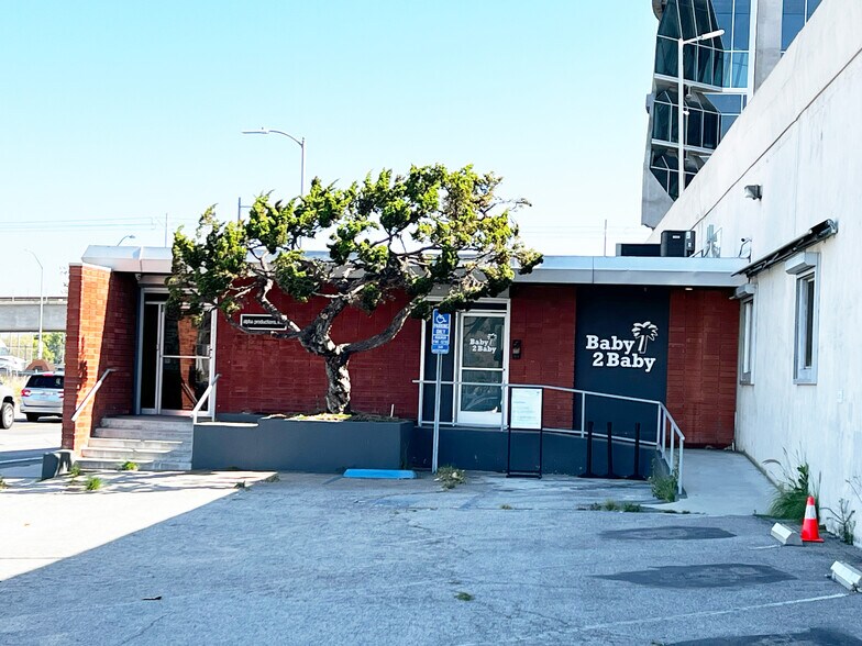 5800-5830 W Jefferson Blvd, Los Angeles, CA à louer - Photo de l’immeuble – Image 2 sur 6