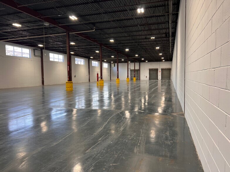 300 W Commercial Ave, Moonachie, NJ à louer - Photo intérieure – Image 3 sur 3